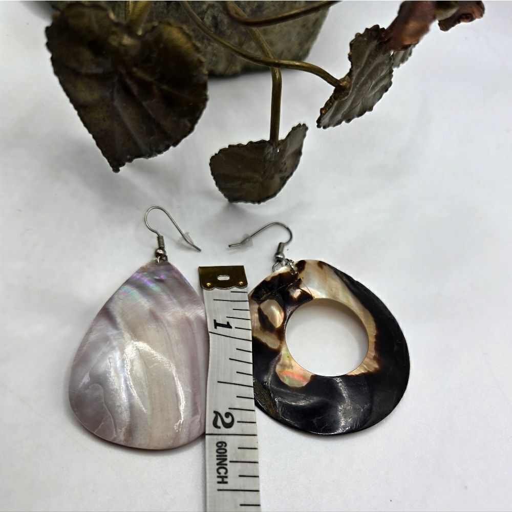 "5/$40" Pair of Mismatched Large Shell Dangle Earrings - Picture 3 of 7